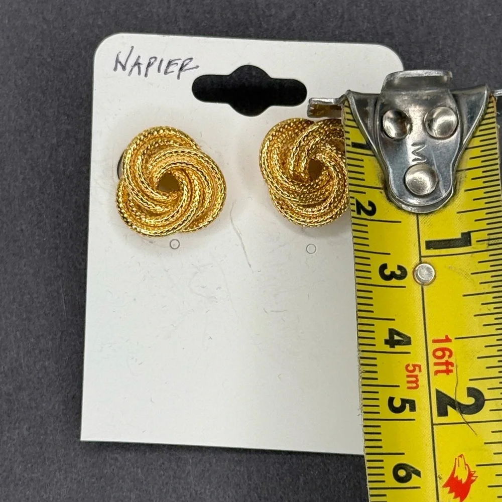 Vintage Napier Gold Knot Earrings 60s Rope Love Knot Screw Back Clip-On Jewelry - Picture 4 of 7